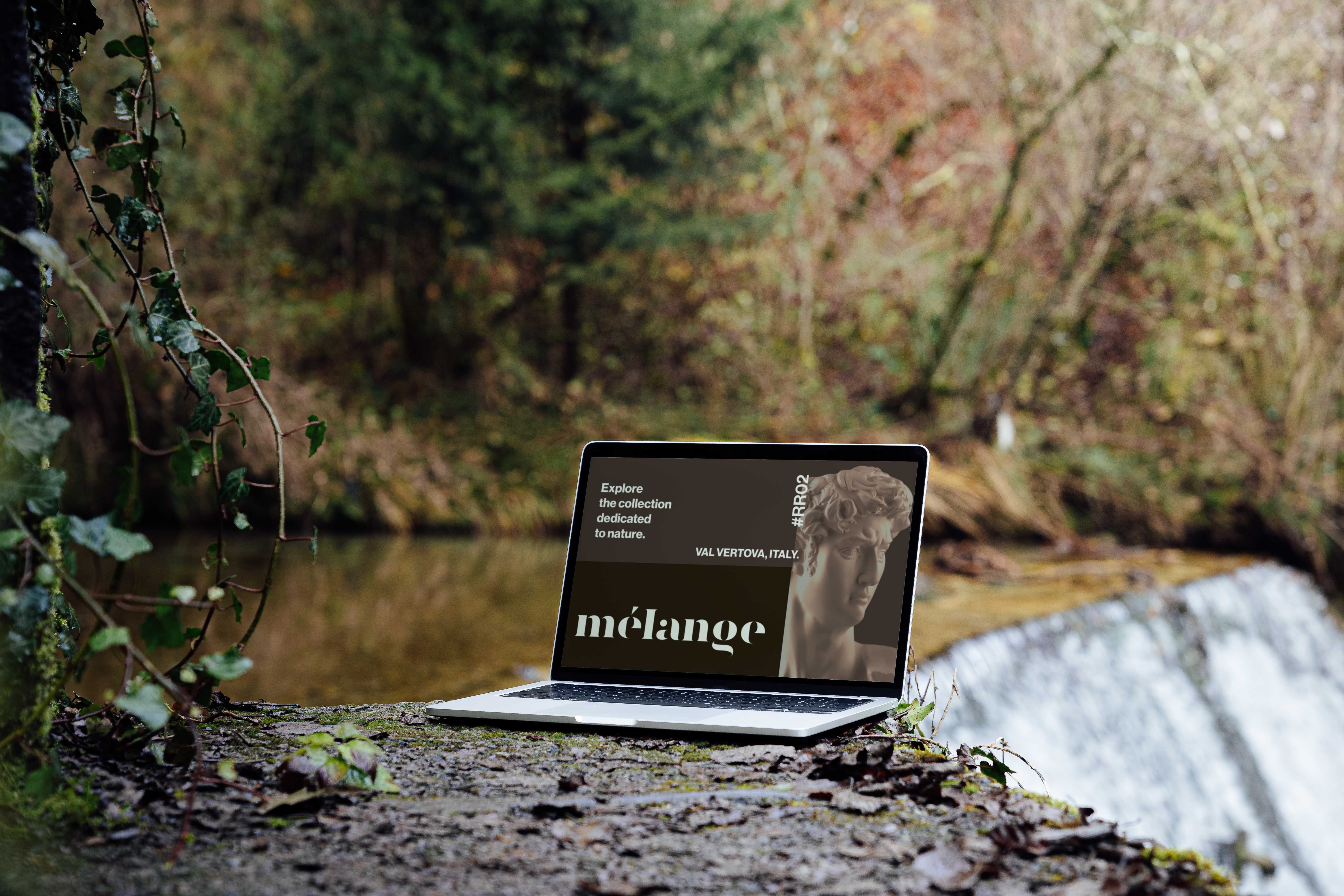 IR02_ Macbook Pro Mockup – Mélange Mockup